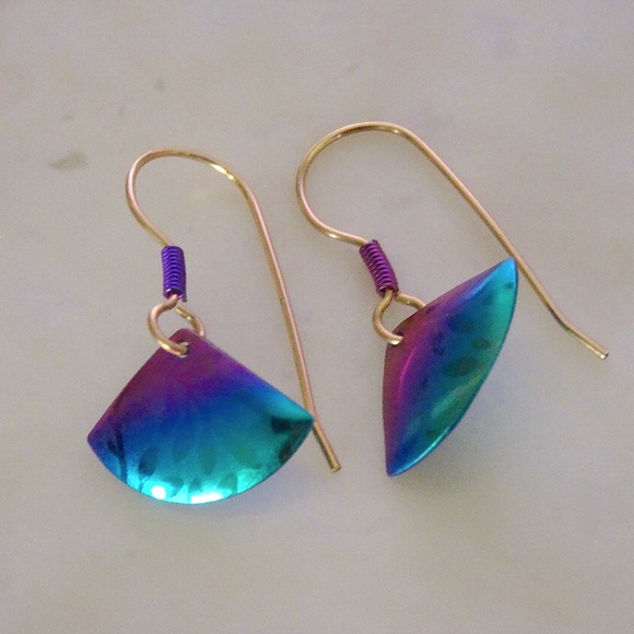 Vintage Holly Yashi Purple Blue & Green Fan Shaped Small Niobium Dangle Earrings - Picture 2 of 5